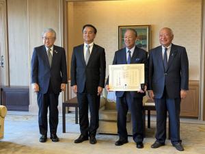 紺綬褒章伝達式に出席した柳居議長