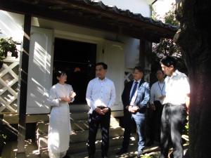 舸子176を視察する村岡知事の写真