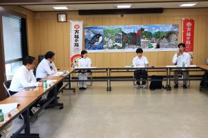 萩地域の方と懇談する村岡知事の写真