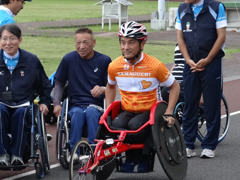 乗車体験する村岡知事の写真