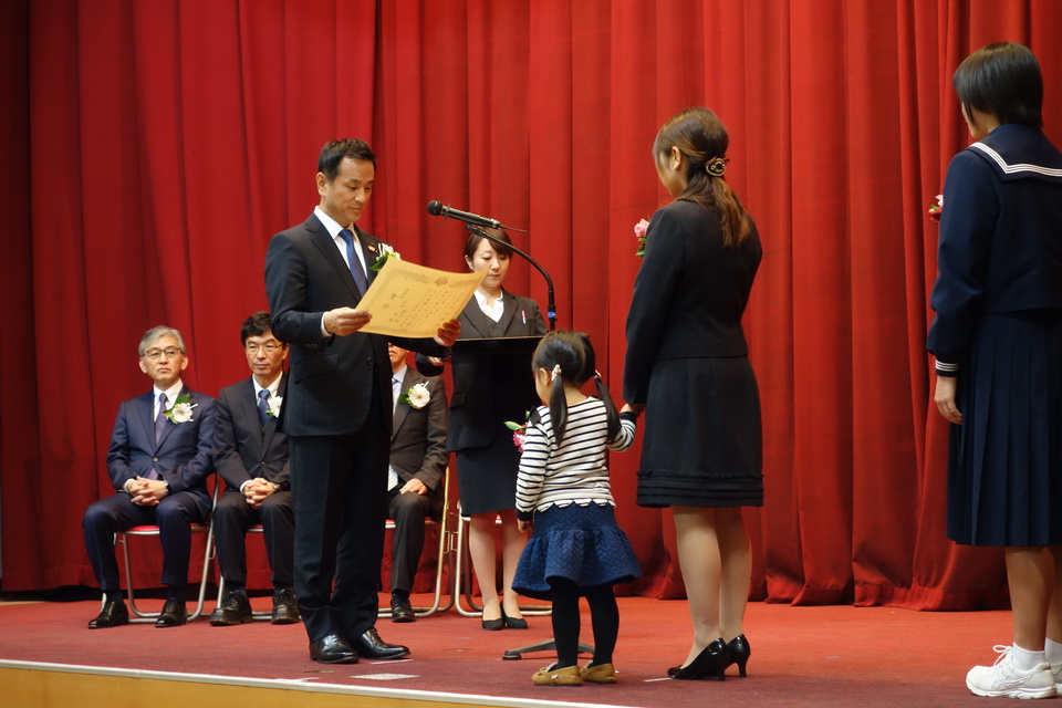 表彰する村岡知事の写真