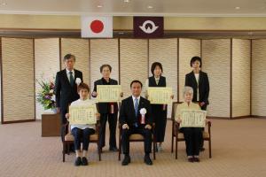 記念撮影をする村岡知事の写真その２