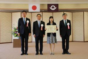 記念撮影をする村岡知事の写真その３