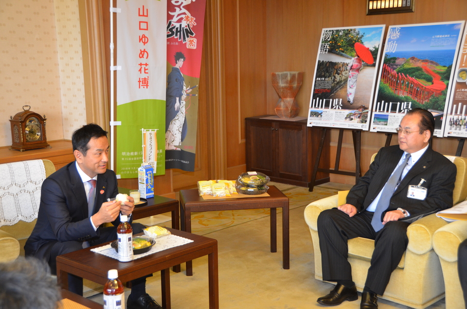 試食する村岡知事の写真