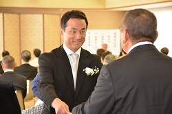 選奨状を授与する村岡知事の写真