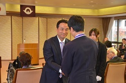 受賞者と握手する村岡知事の写真