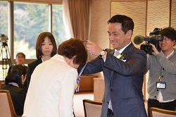 メダルを授与する村岡知事の写真