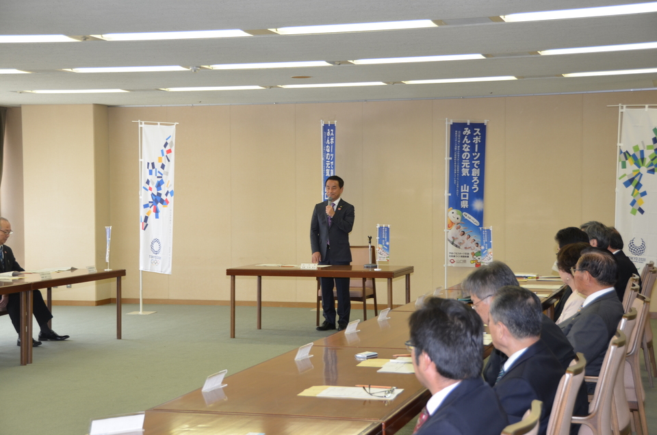 あいさつする村岡知事の写真2