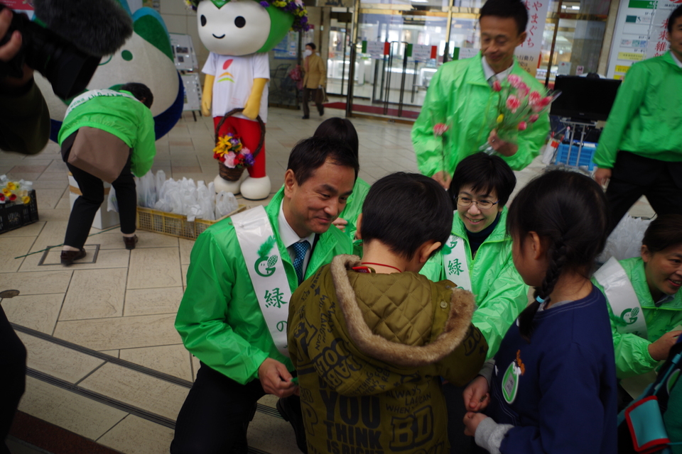 緑の羽根をプレゼントする村岡知事の写真