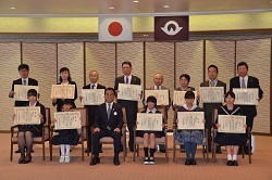 受賞された方と記念撮影する村岡知事の写真