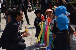 園児とプレゼントを交換する村岡知事の写真