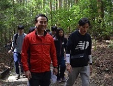 研修生と萩往還を歩く村岡知事の写真