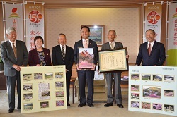 受賞された皆さんと記念撮影をする村岡知事の写真