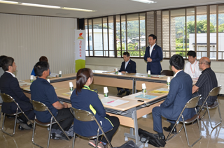 ご意見をお聴きする村岡知事の写真3