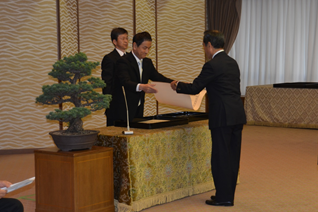 勲記を伝達する村岡知事の写真