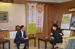 マジックを見る村岡知事の写真