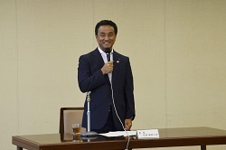 あいさつする村岡知事の写真