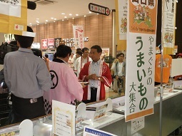 ＰＲする村岡知事の写真