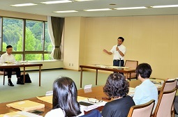 あいさつする村岡知事の写真5