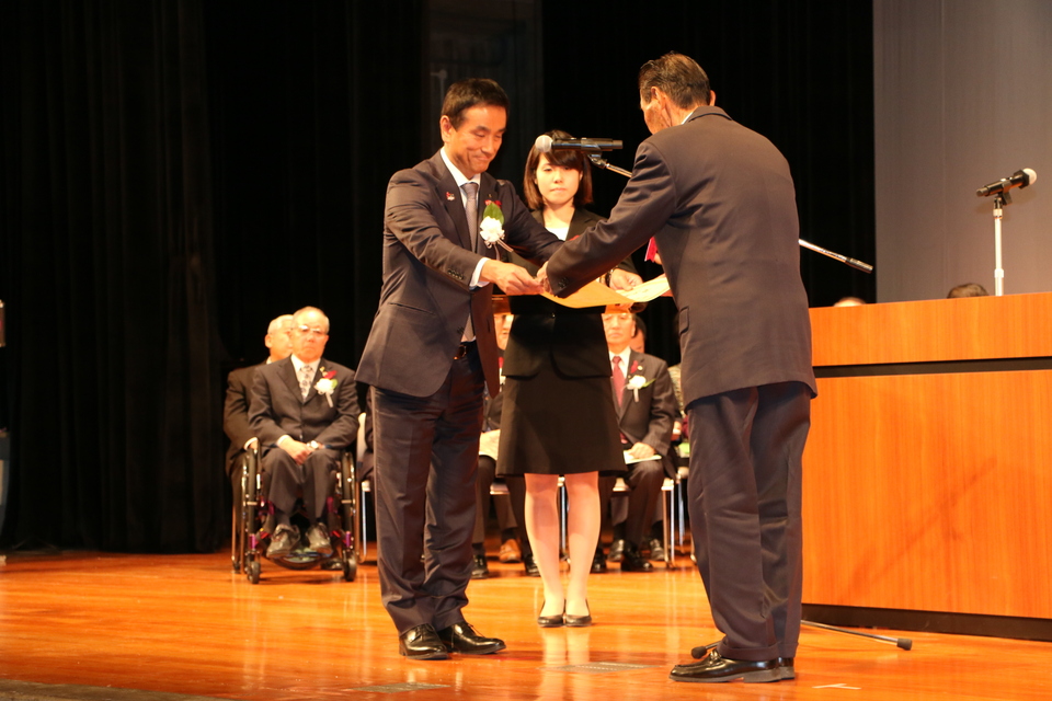 表彰状を授与する村岡知事の写真