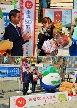 記念撮影する村岡知事の写真6