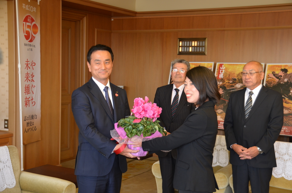 シクラメンを受け取る村岡知事の写真