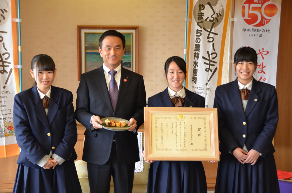 記念撮影する村岡知事の写真2