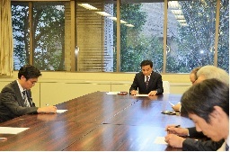 担当職員から説明を受ける村岡知事の写真