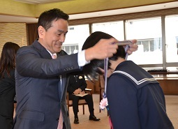 メダルを授与する村岡知事の写真