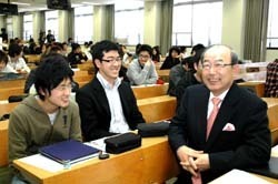 学生たちと談笑する二井知事