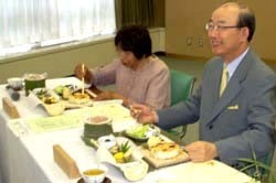 タケノコ料理を試食する二井知事