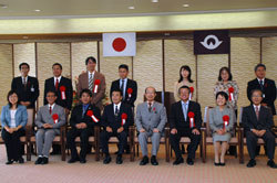 各受賞団体代表者と二井知事が記念撮影