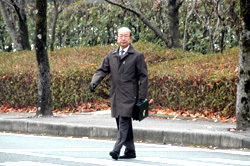 二井知事も徒歩で出勤しました