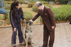 優勝したエレン号を褒める二井知事