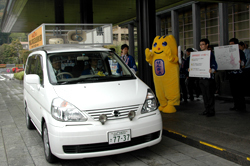 広報車を見送る山口アクティブめいすいくん