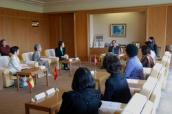 アジア婦人友好会の会員と歓談する西村副知事