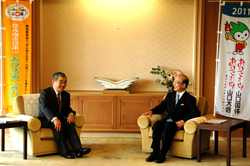 対談する二井知事と溝口島根県知事（左）