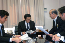 浜田防衛大臣と岸防衛大臣政務官に要望する二井知事