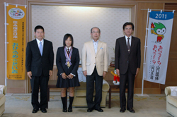 受賞者と二井知事の記念撮影
