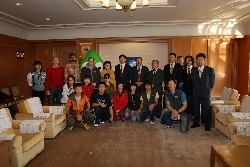 西村副知事と選手代表団、大会関係者の記念撮影