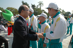 選手を激励する二井知事