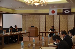 会議に出席する村岡知事の写真