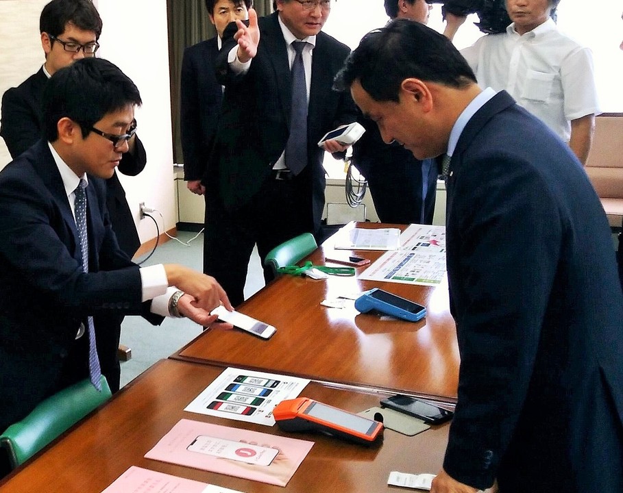 体験する村岡知事の写真