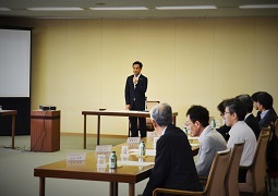 あいさつをする村岡知事の写真