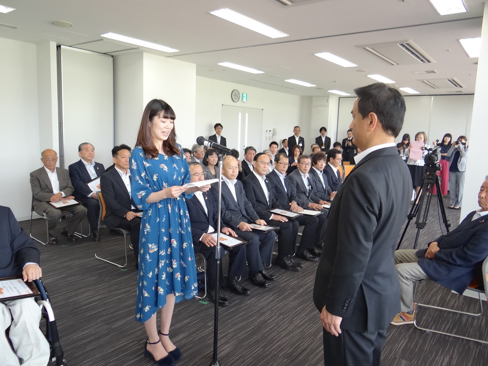 認定企業・団体の代表者の決意表明を受ける村岡知事の写真