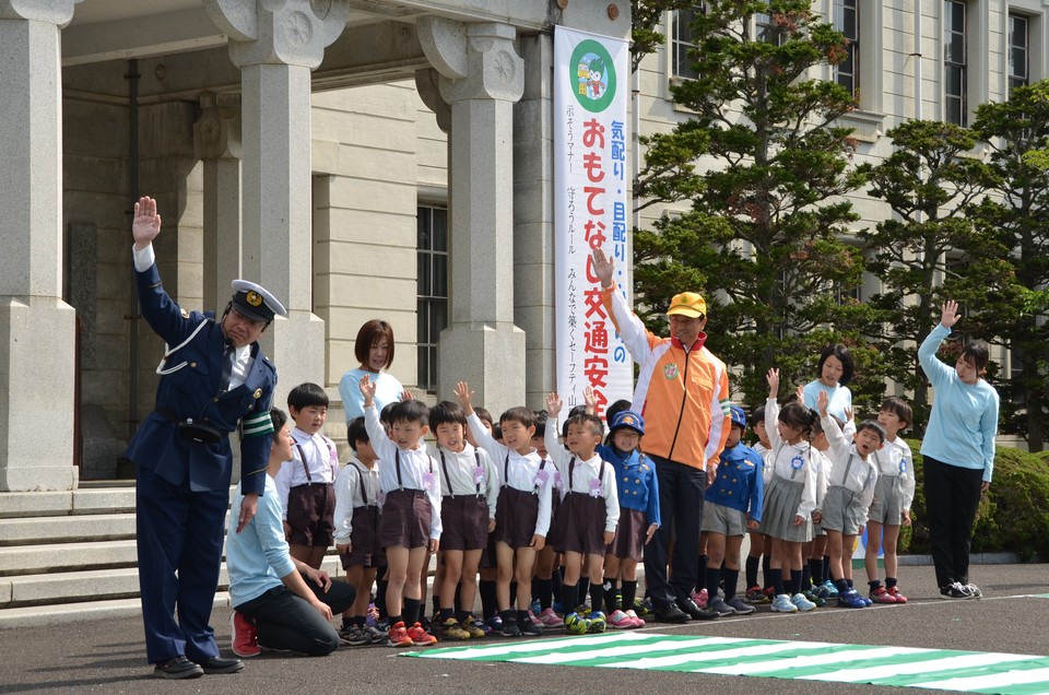 きらきら星保育園、夢の星保育園の皆さんと安全な道路横断を練習する村岡知事の写真