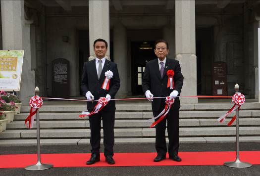 テープカットをする村岡知事(左)と守田県議会議員代表(右)の写真