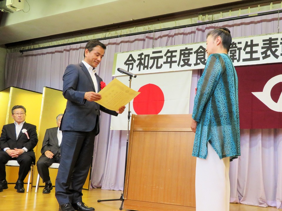 表彰を行う村岡知事の写真1