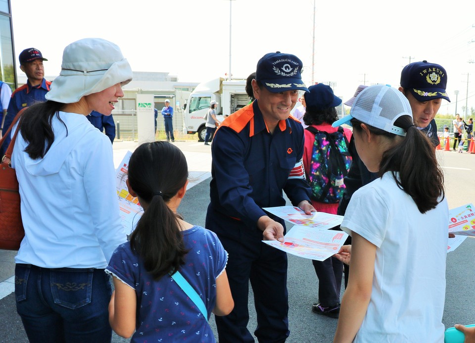 避難情報のチラシを配付する村岡知事の写真