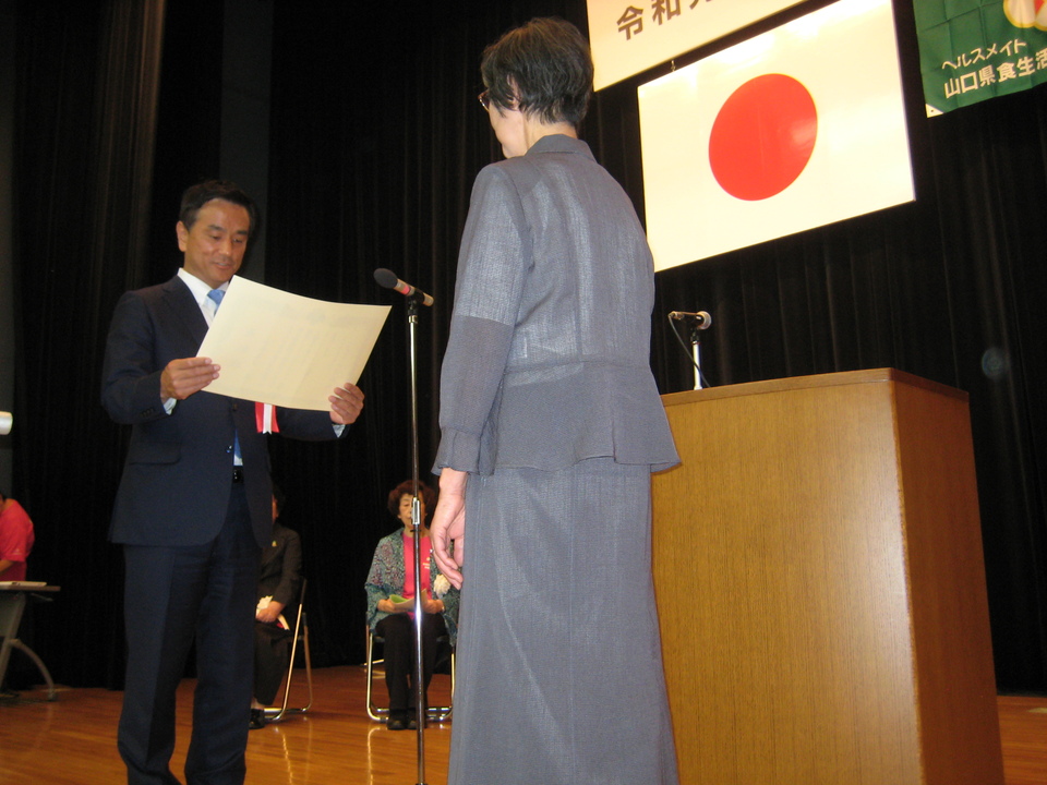 表彰を行う村岡知事の写真2